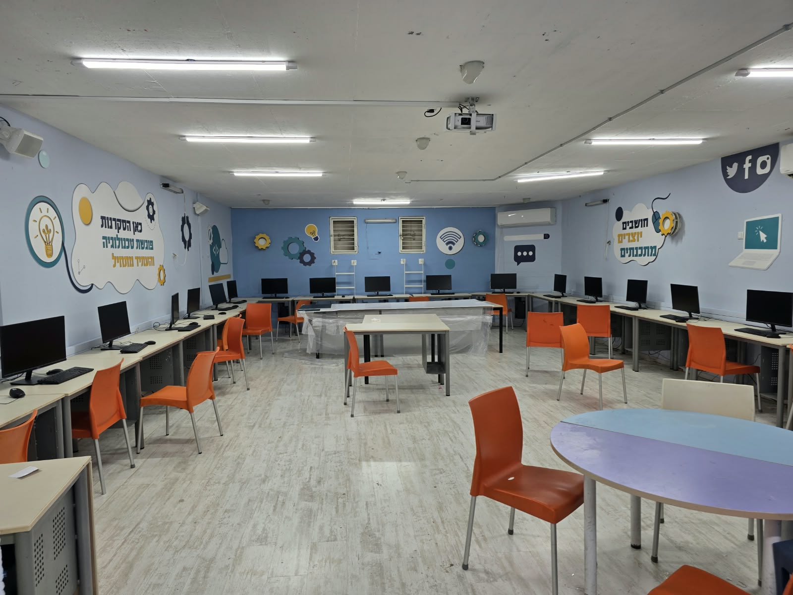 מעבדת מחשבים מתקדמת לבתי ספר בחיתוכים צורניים